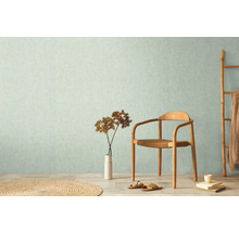 Obývací pokoj s tapetou se vzorem, dřevěnou židlí a dekorativními prvky pro světlé prostředí