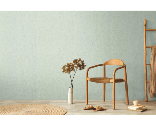 Obývací pokoj s tapetou se vzorem, dřevěnou židlí a dekorativními prvky pro světlé prostředí