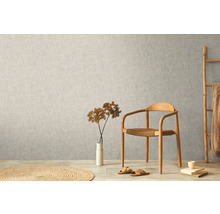 Scéna s vliesovou tapetou na zdi, židlí, dekorací a kobercem.