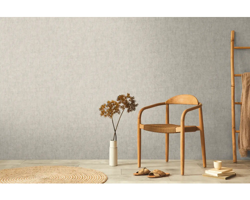 Scéna s vliesovou tapetou na zdi, židlí, dekorací a kobercem.