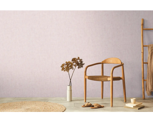 Dekorativní aranžmá obývacího pokoje se židlí, kobercem, dekorací a bambusovým žebříkem před stěnou.