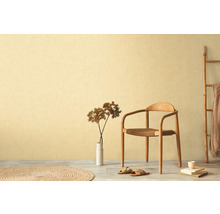 Dekorativní interiér s židlí, vázou a kobercem před stěnou