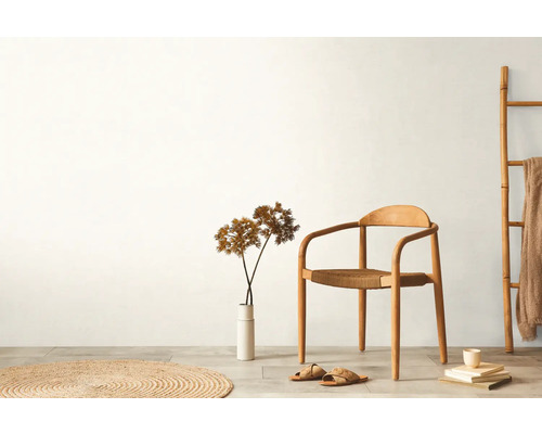 Světlý interiér s dřevěnou židlí, dekorací a textilem