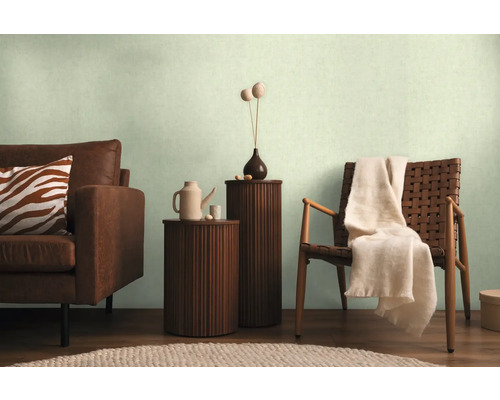 Obývací pokoj s pohovkou, křeslem, příručními stolky a dekorativními prvky pro útulnou atmosféru