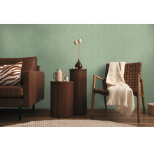 Obývací pokoj s pohovkou, křeslem a dekorativní tapetou