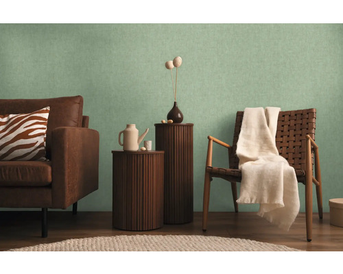 Obývací pokoj s pohovkou, křeslem a dekorativní tapetou