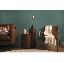 Obývací pokoj s pohovkou, křeslem, odkládacími stolky a dekorativními prvky pro útulnou atmosféru.