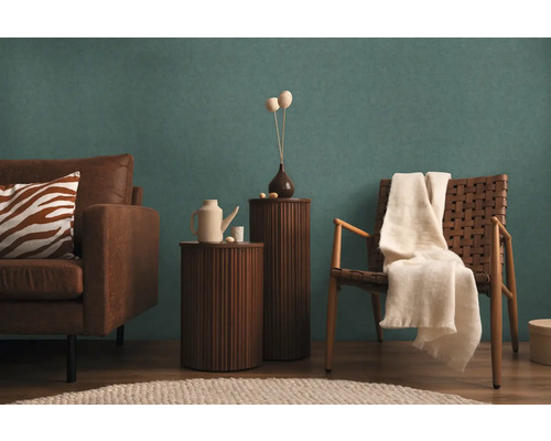 Obývací pokoj s pohovkou, křeslem, odkládacími stolky a dekorativními prvky pro útulnou atmosféru.