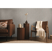 Obývací pokoj s pohovkou, křeslem a příručními stolky pro útulnou atmosféru