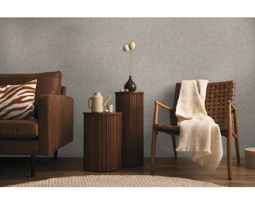 Obývací pokoj s pohovkou, křeslem a příručními stolky pro útulnou atmosféru