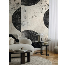 Obývací pokoj s pohovkou, konferenčním stolkem a tapetou s abstraktním kruhovým vzorem.