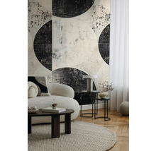 Obývací pokoj s pohovkou, kobercem, odkládacími stolky a vzorovanou tapetou