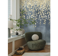 Dekorativní interiér s křeslem a květinovou tapetou