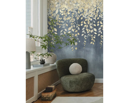 Dekorativní interiér s křeslem a květinovou tapetou