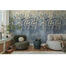 Obývací pokoj s květinovou tapetou, křeslem a pohovkou