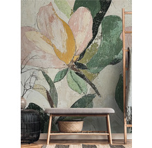 Obývací pokoj s květinovou tapetou, lavicí a dekorativními prvky.