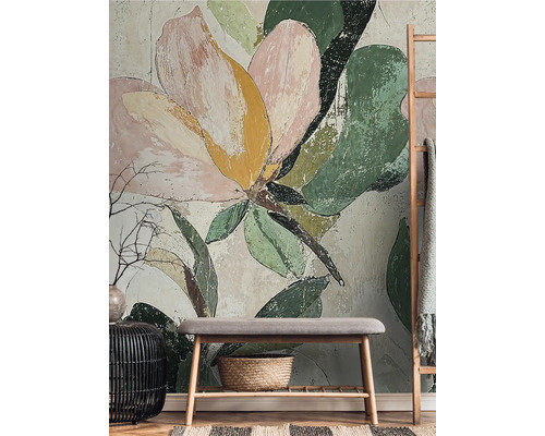 Obývací pokoj s květinovou tapetou, lavicí a dekorativními prvky.