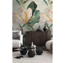 Obývací pokoj s květinovou tapetou, pohovkou, příborníkem a konferenčním stolkem