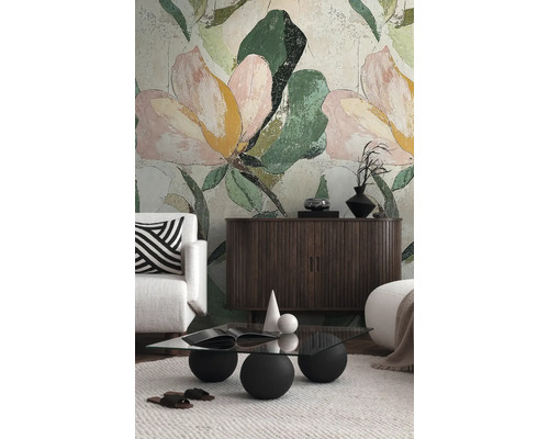 Obývací pokoj s květinovou tapetou, pohovkou, příborníkem a konferenčním stolkem