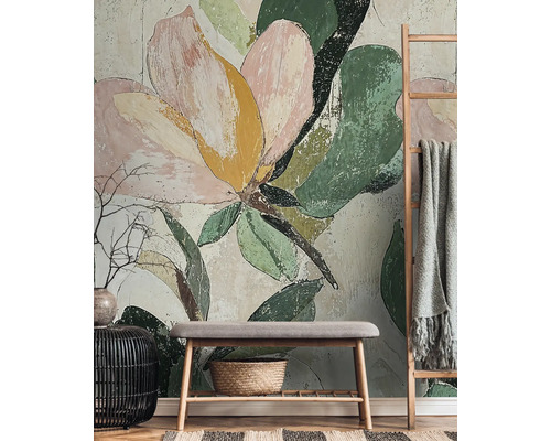 Dekorativní pokoj s nástěnnou tapetou s květinovým vzorem, lavicí a žebříkem