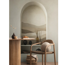 Interiér s jídelním stolem, židlí a výklenkem s dekorativními prvky.