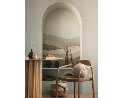 Interiér s jídelním stolem, židlí a výklenkem s dekorativními prvky.