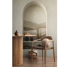 Světlá místnost s jídelním stolem, dřevěnou židlí a dekorativními prvky na polici ve výklenku