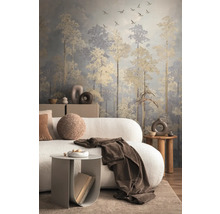 Obývací pokoj s tapetou zobrazující les s létajícími ptáky, v kombinaci s pohovkou a příručními stolky.