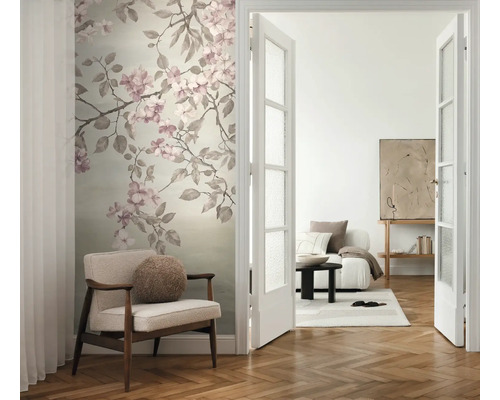 Obývací pokoj s květinovou fototapetou, křeslem a otevřenými dveřmi