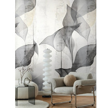 Scéna s křeslem, odkládacím stolkem a tapetou se vzorem listů