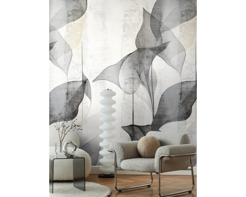 Scéna s křeslem, odkládacím stolkem a tapetou se vzorem listů