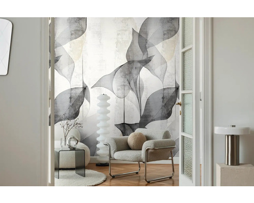 Obývací pokoj s tapetou se vzorem listů, křeslem a stojací lampou