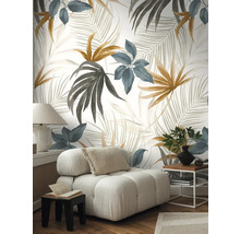 Obývací pokoj s vzorovanou tapetou s rostlinnými motivy, křeslem a odkládacím stolkem