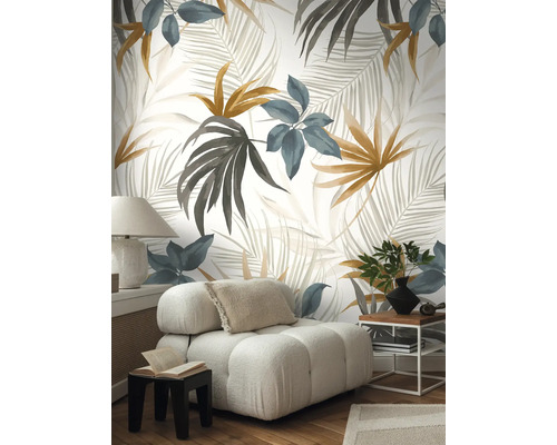 Obývací pokoj s vzorovanou tapetou s rostlinnými motivy, křeslem a odkládacím stolkem