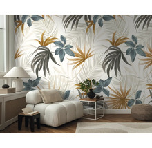 Obývací pokoj s květinovou tapetou, křeslem, lampou a odkládacím stolkem