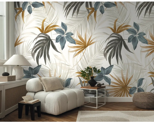 Obývací pokoj s květinovou tapetou, křeslem, lampou a odkládacím stolkem