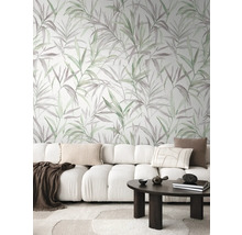 Obývací pokoj s pohovkou, stolem a tapetou se vzorem rostlin