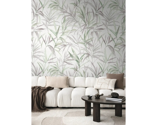 Obývací pokoj s pohovkou, stolem a tapetou se vzorem rostlin