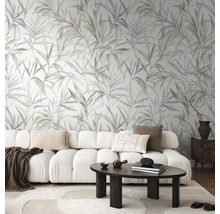 Obývací pokoj s bílou pohovkou a květinovou tapetou