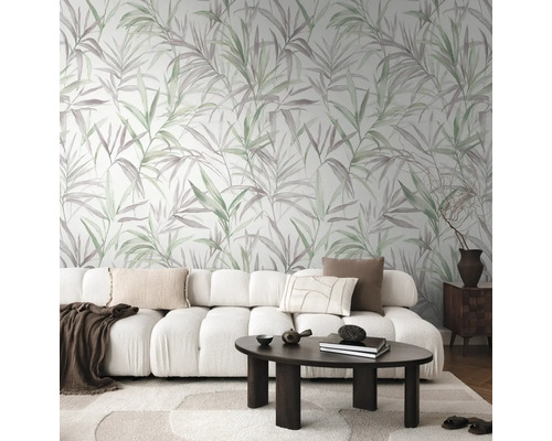 Obývací pokoj s bílou pohovkou a květinovou tapetou