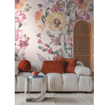 Obývací pokoj s pohovkou, stolem, polštáři a květinovou tapetou pro útulnou atmosféru