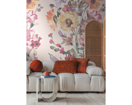 Obývací pokoj s pohovkou, stolem, polštáři a květinovou tapetou pro útulnou atmosféru