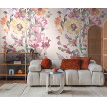 Obývací pokoj s pohovkou, regálem a květinovou tapetou pro stylový domov.