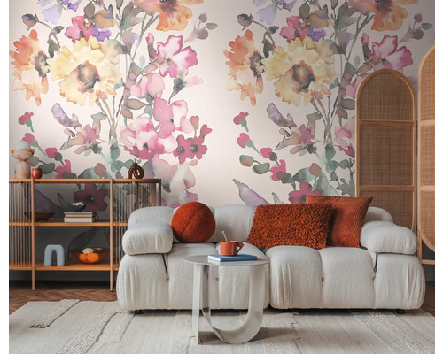 Obývací pokoj s pohovkou, regálem a květinovou tapetou pro stylový domov.