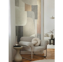 Obývací pokoj s křeslem, odkládacím stolkem a geometrickou tapetou