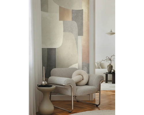 Obývací pokoj s křeslem, odkládacím stolkem a geometrickou tapetou