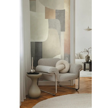 Obývací pokoj s křeslem, odkládacím stolkem a abstraktním uměním na stěně pro stylový interiér