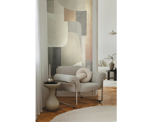 Obývací pokoj s křeslem, odkládacím stolkem a abstraktním uměním na stěně pro stylový interiér