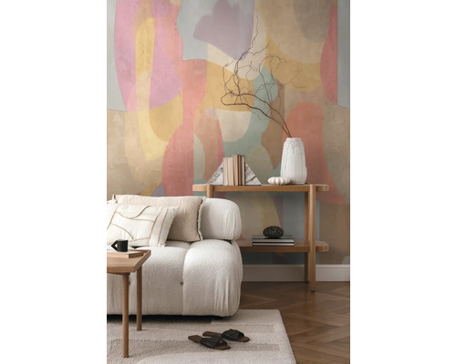 Světlý, moderní interiér s pohovkou, regálem a abstraktním uměním na zdi