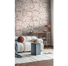 Obývací pokoj s vzorovanou tapetou, pohovkou, odkládacím stolkem a regálem